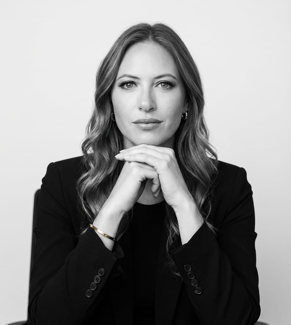 Retrato da nutricionista Daniela Mensinger, postura acolhedora e firme
